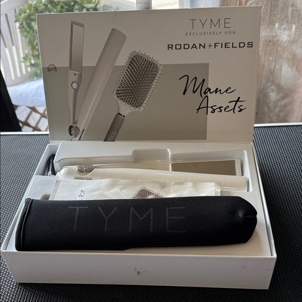 TYME White and Black Styling Set
